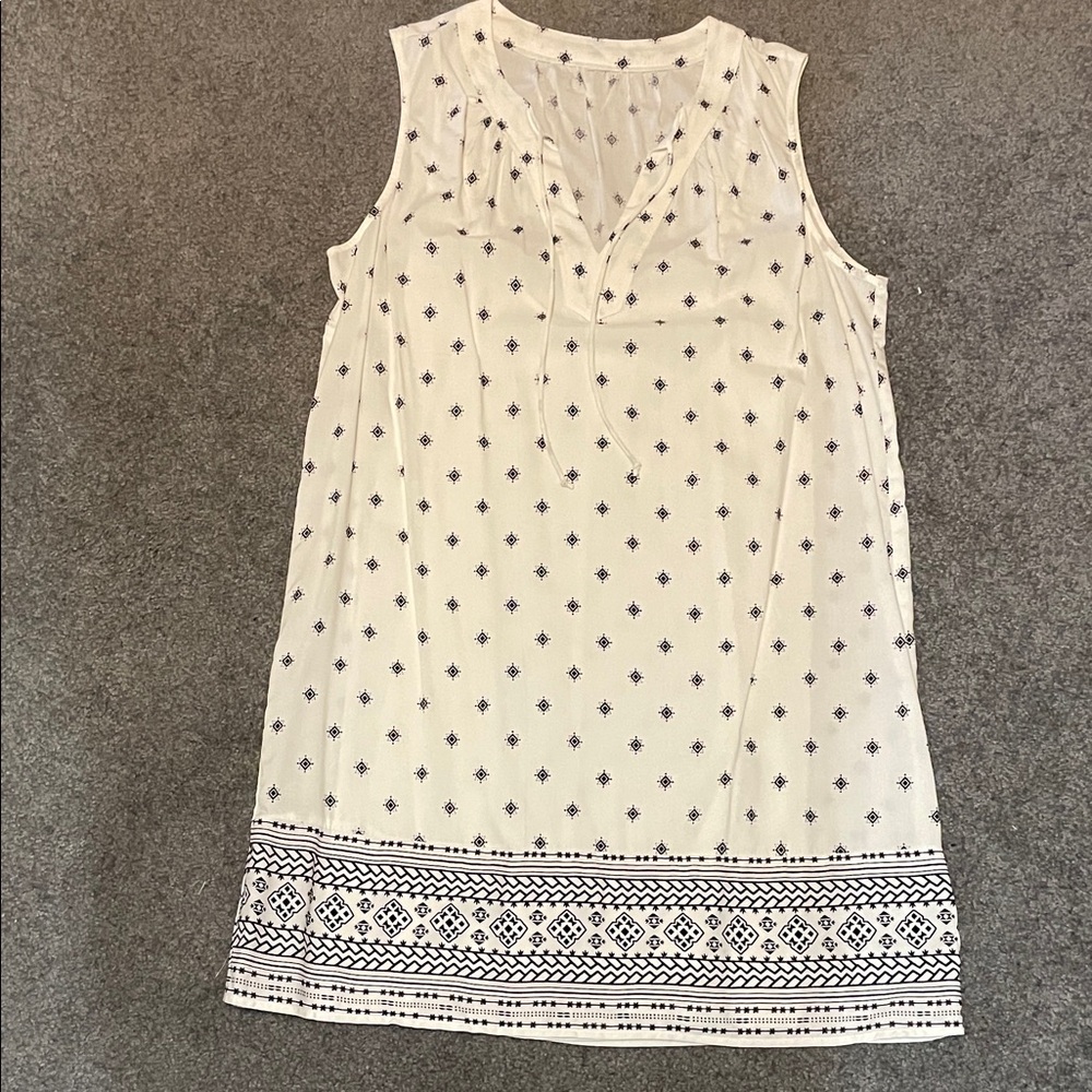 Sleeveless White and Black Patterned Dress